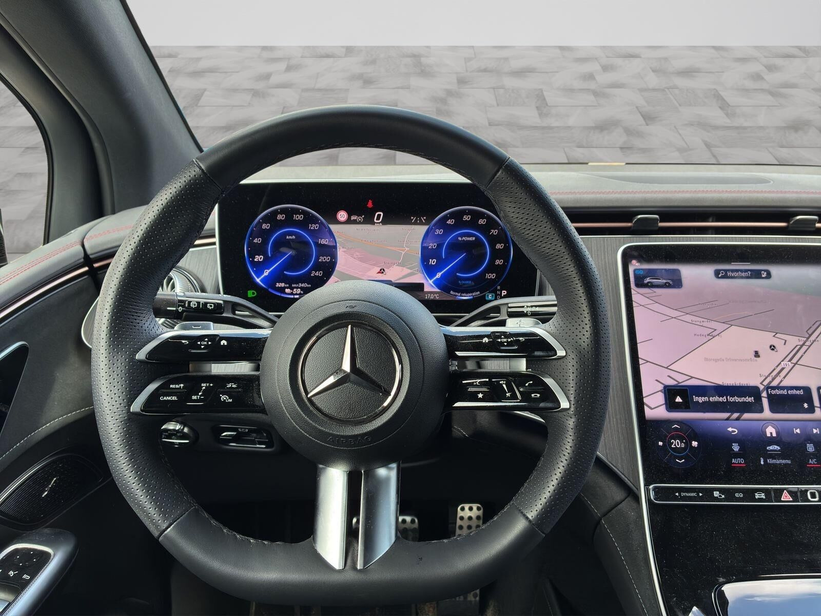 Hvid Mercedes EQE fra 2025 set indefra