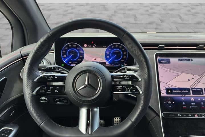 Hvid Mercedes EQE fra 2025 set indefra