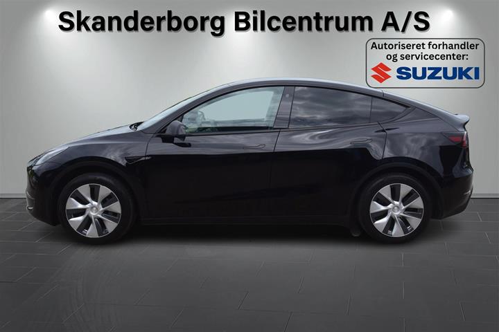 Sort Tesla Model Y fra 2023