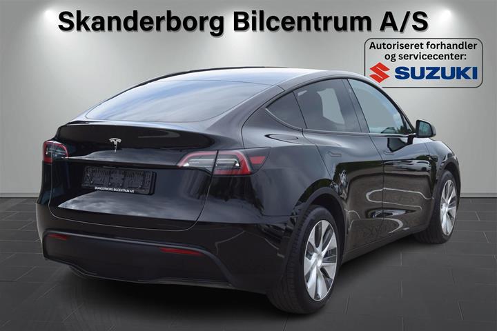 Sort Tesla Model Y fra 2023