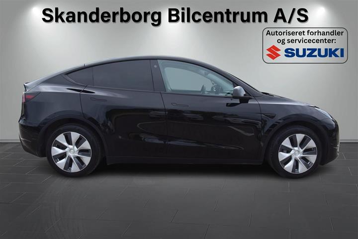 Sort Tesla Model Y fra 2023