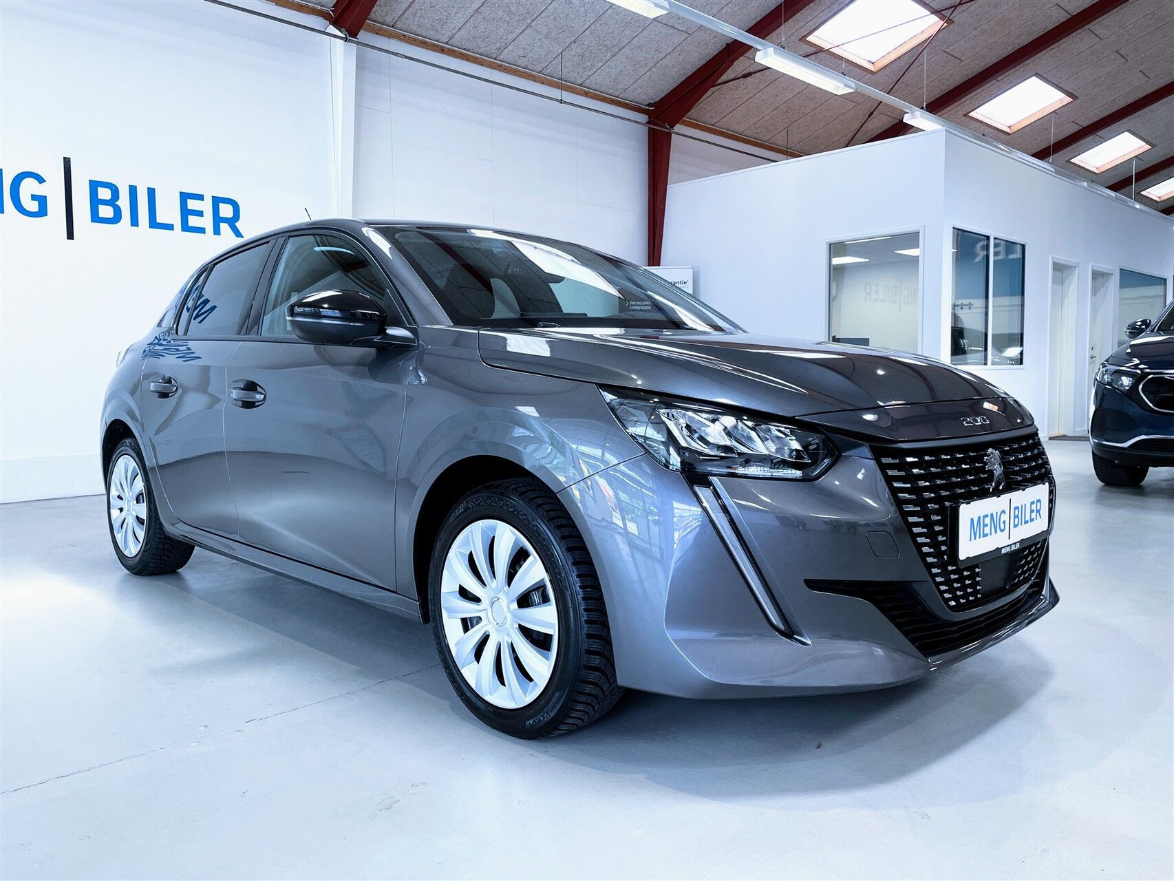 Grå Peugeot 208 fra 2023