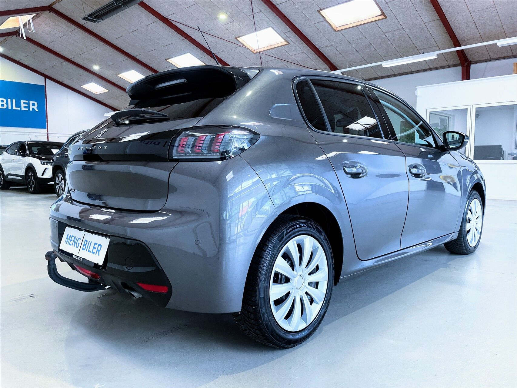 Grå Peugeot 208 fra 2023