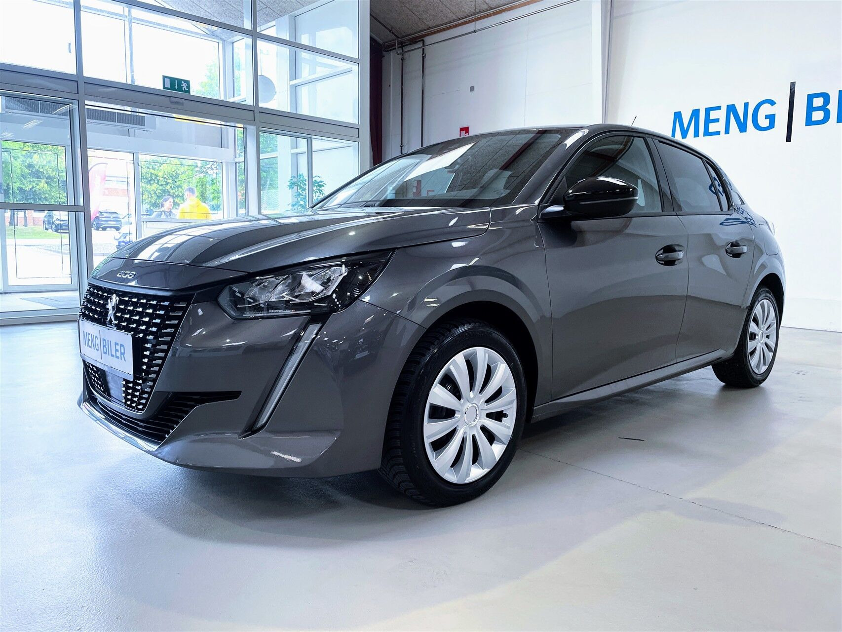 Grå Peugeot 208 fra 2023