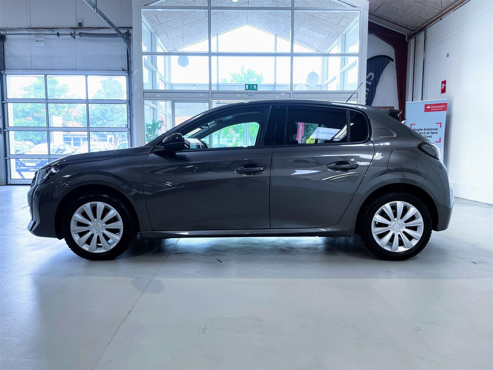 Grå Peugeot 208 fra 2023
