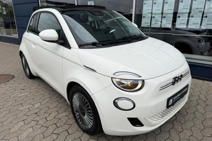 Hvid Fiat 500e fra 2023 set udefra