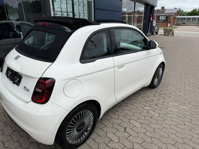 Hvid Fiat 500e fra 2023
