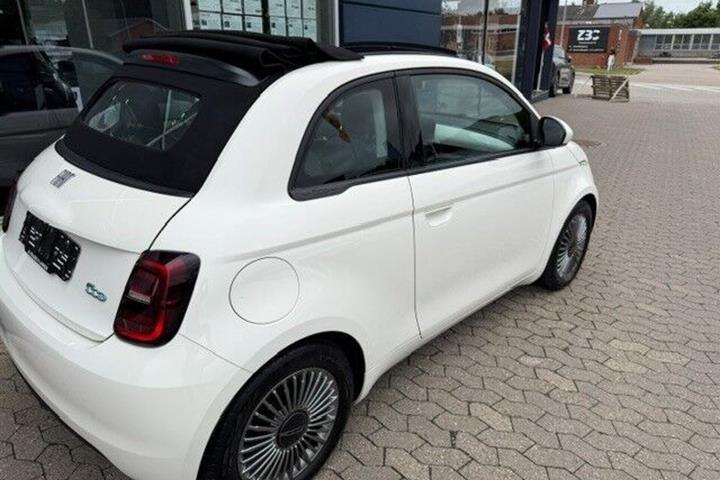 Hvid Fiat 500e fra 2023