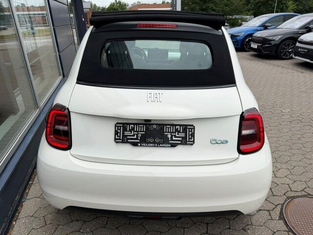 Hvid Fiat 500e fra 2023