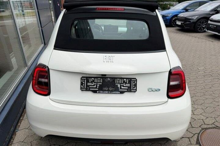 Hvid Fiat 500e fra 2023