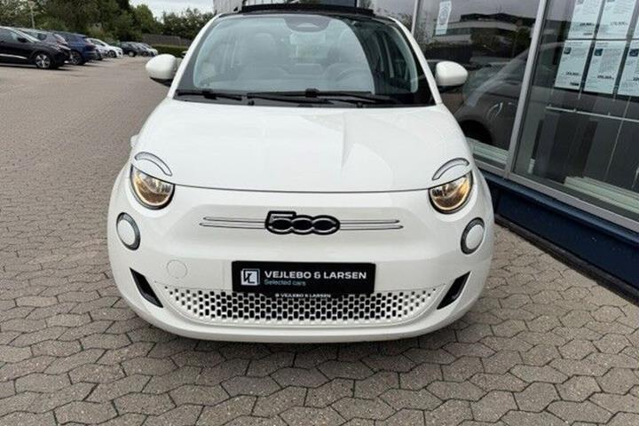 Hvid Fiat 500e fra 2023