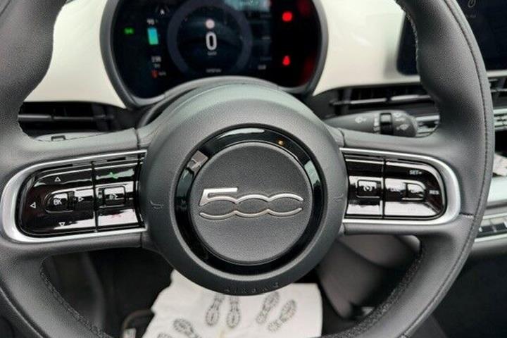 Hvid Fiat 500e fra 2023