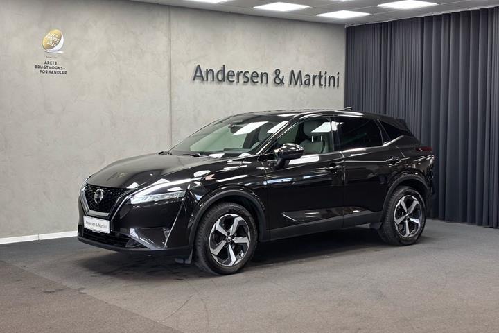 Sort Nissan Qashqai fra 2022 set udefra