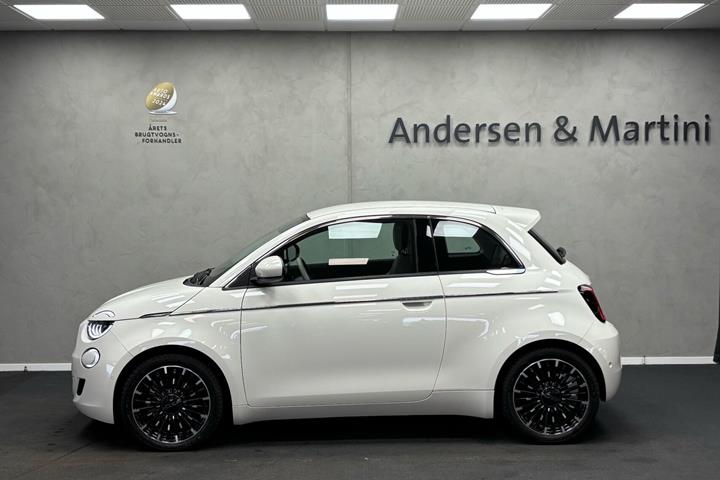 Hvid Fiat 500e fra 2023