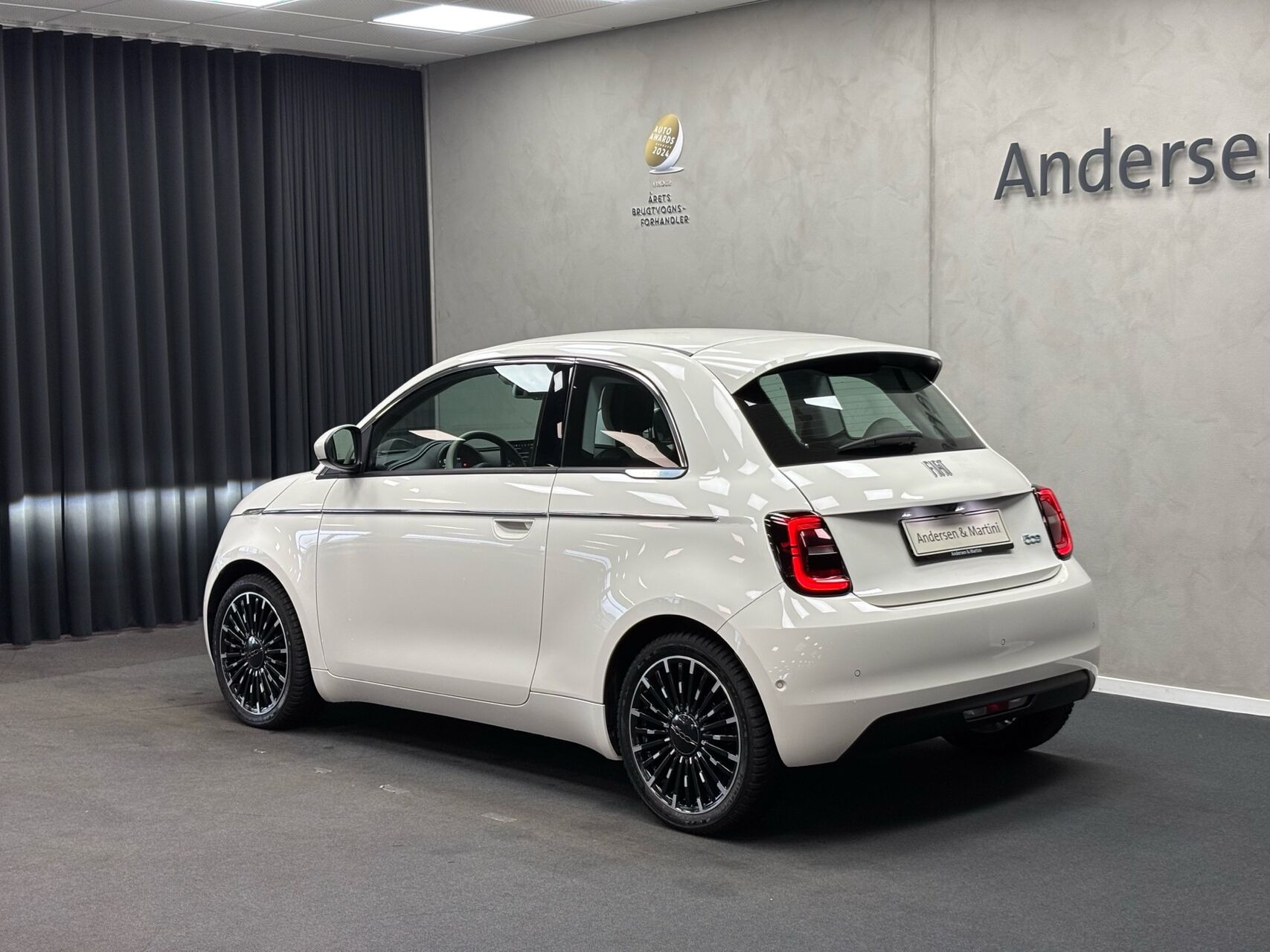 Hvid Fiat 500e fra 2023