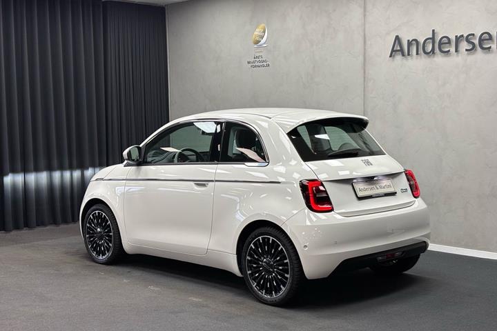 Hvid Fiat 500e fra 2023