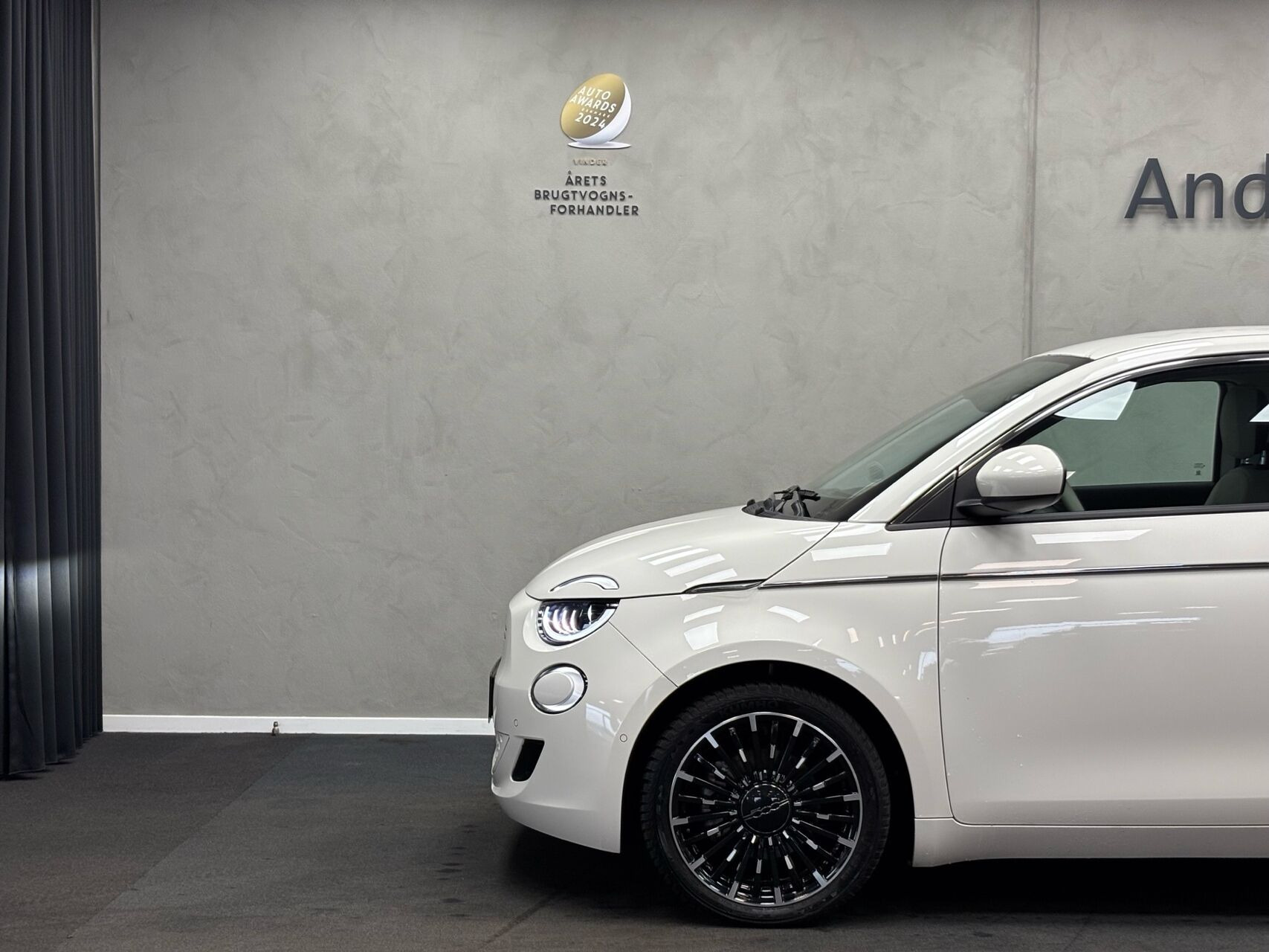 Hvid Fiat 500e fra 2023