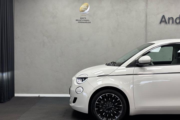 Hvid Fiat 500e fra 2023