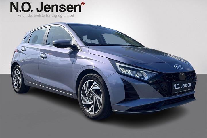 Blå Hyundai i20 fra 2025 set udefra