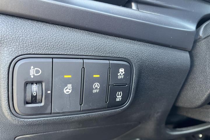 Blå Hyundai i20 fra 2025