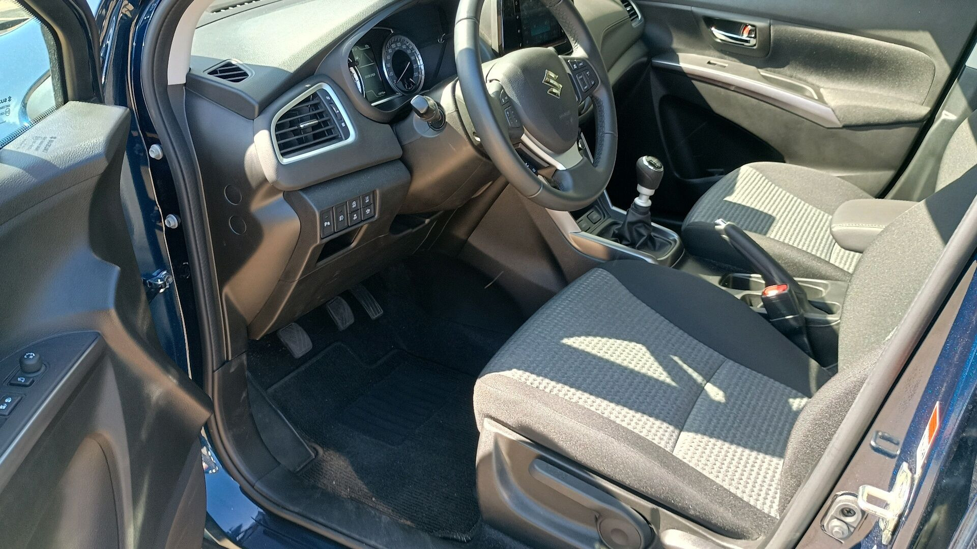 Blå Suzuki S-Cross fra 2025