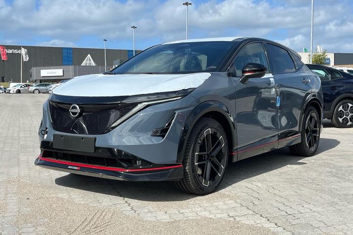 Grå Nissan Ariya fra 2026 set udefra