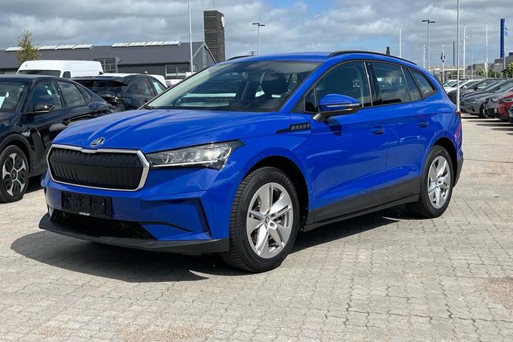 Blå Skoda Enyaq fra 2024 set udefra