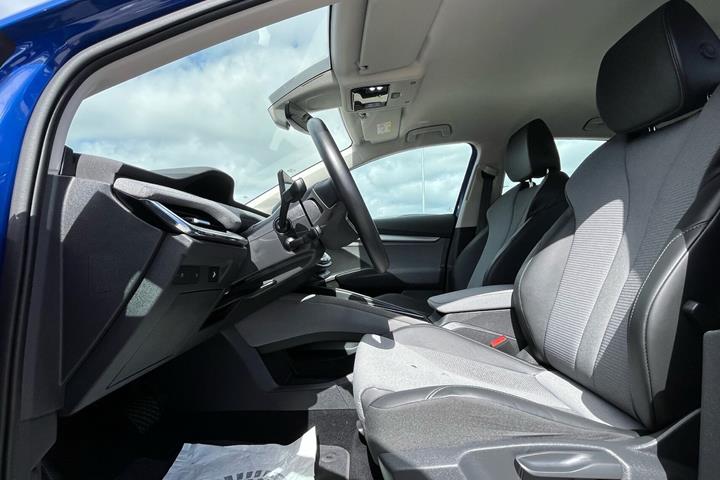 Blå Skoda Enyaq fra 2024
