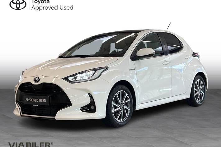Hvid Toyota Yaris fra 2021 set udefra