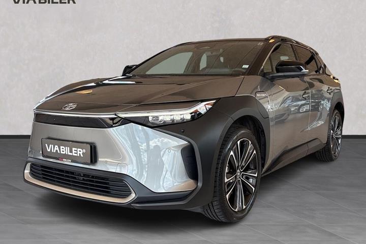 Grå Toyota BZ4X fra 2024 set udefra