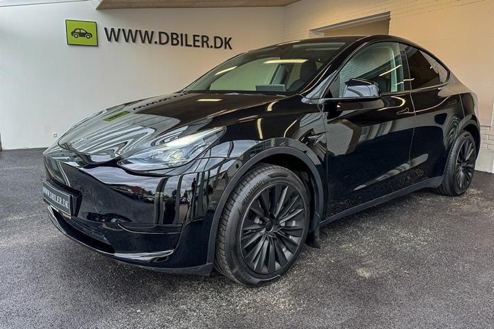 Sort Tesla Model Y fra 2023 set udefra
