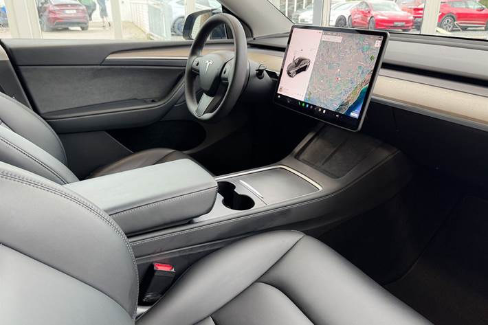Sort Tesla Model Y fra 2023
