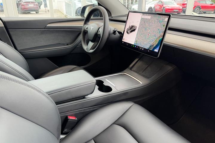 Sort Tesla Model Y fra 2023