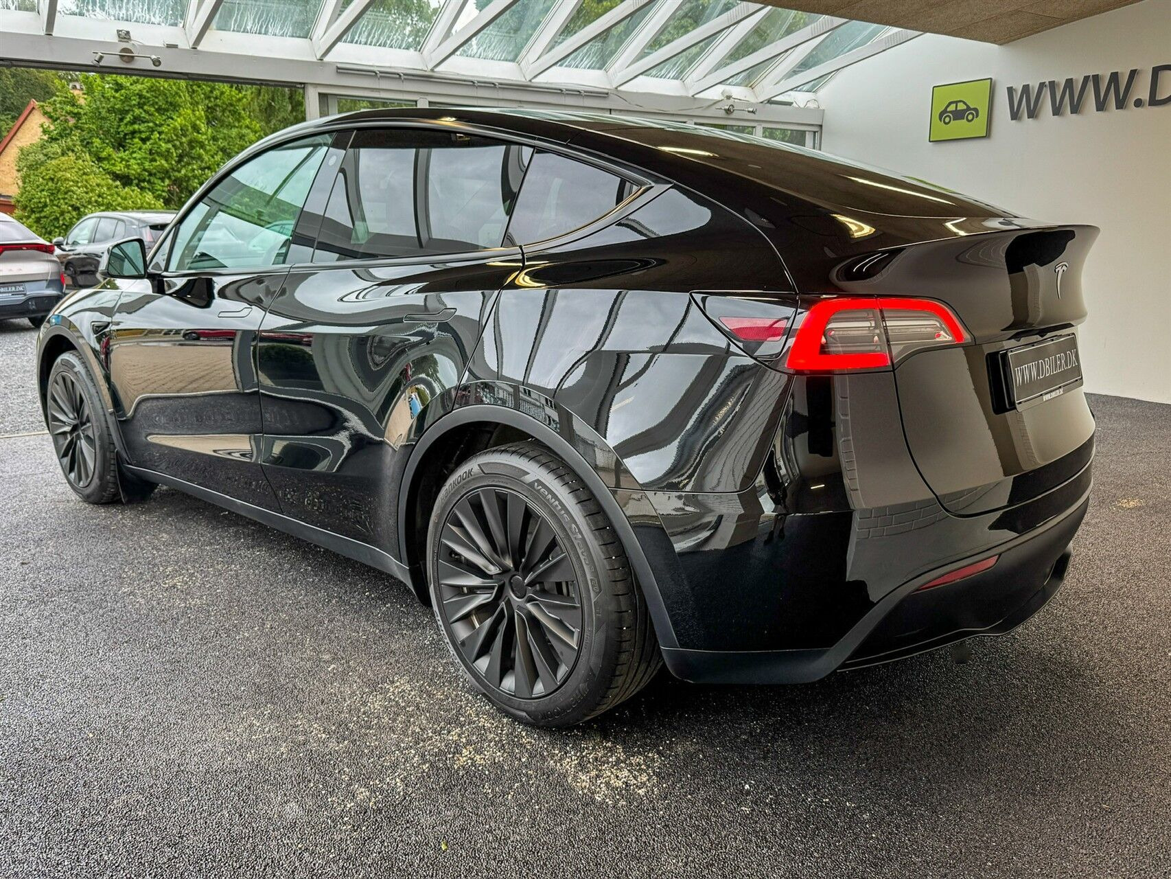Sort Tesla Model Y fra 2023