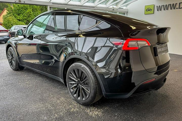 Sort Tesla Model Y fra 2023