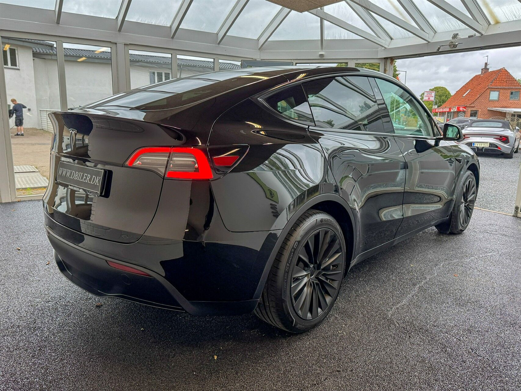 Sort Tesla Model Y fra 2023