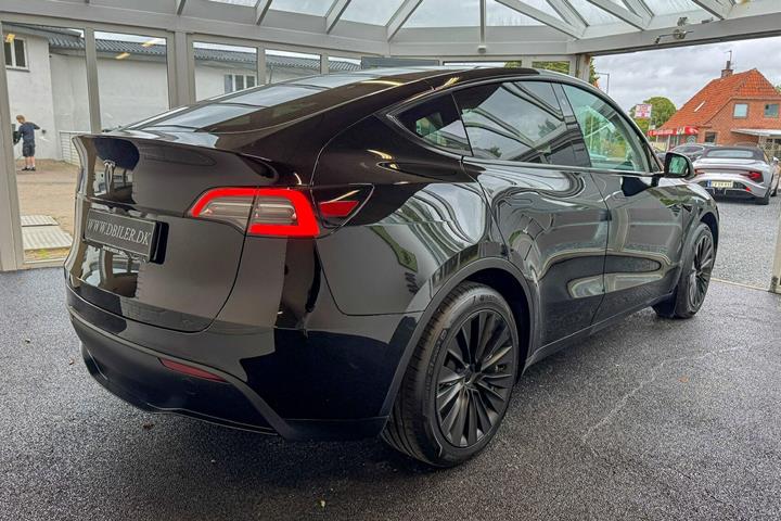 Sort Tesla Model Y fra 2023