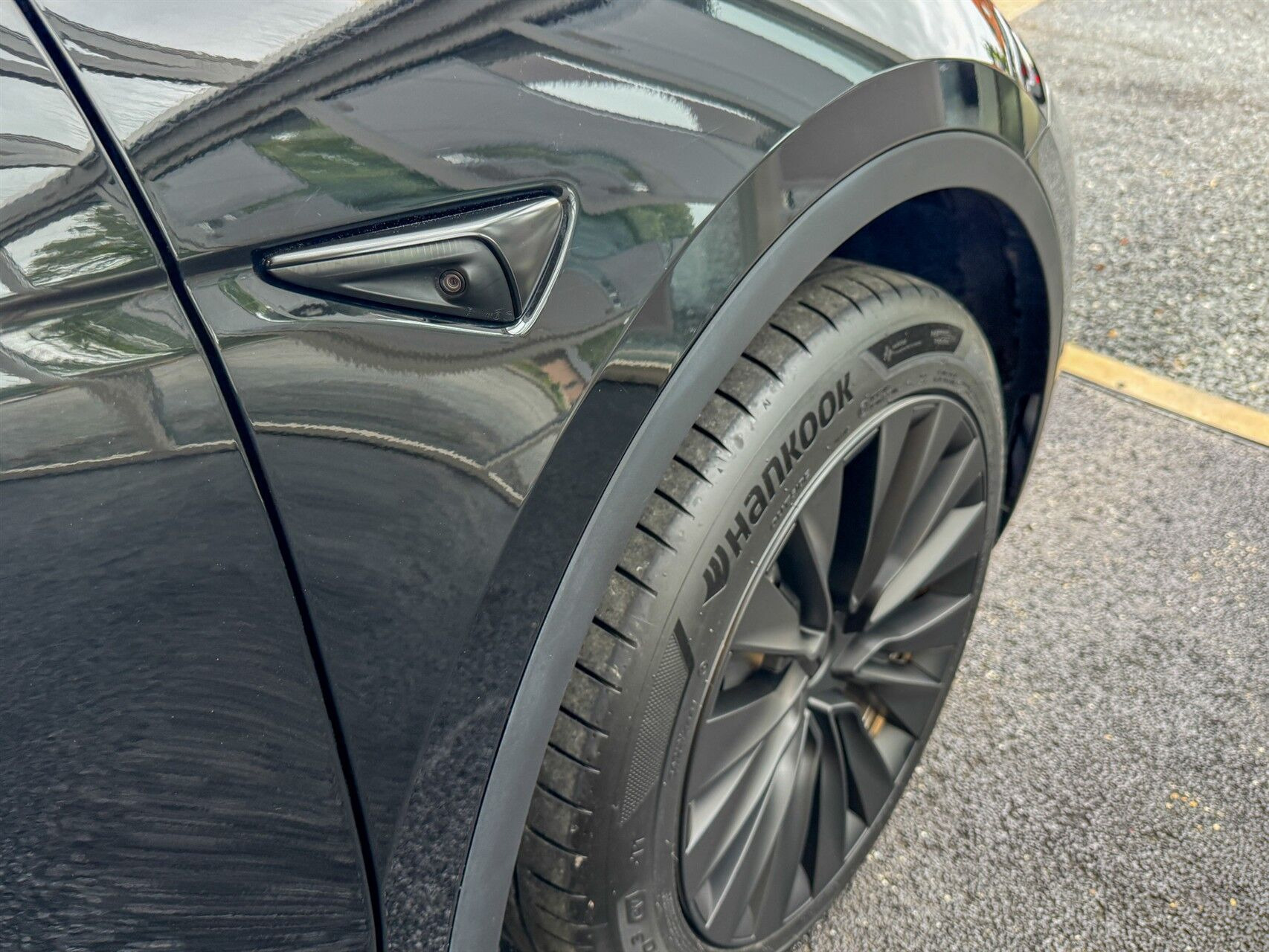 Sort Tesla Model Y fra 2023