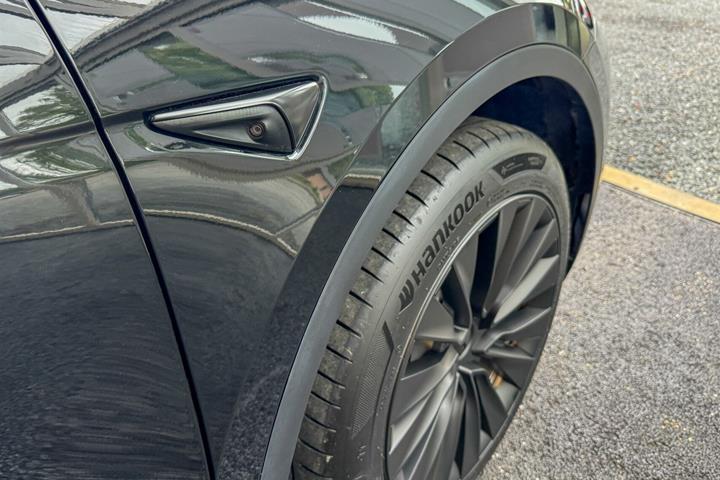 Sort Tesla Model Y fra 2023