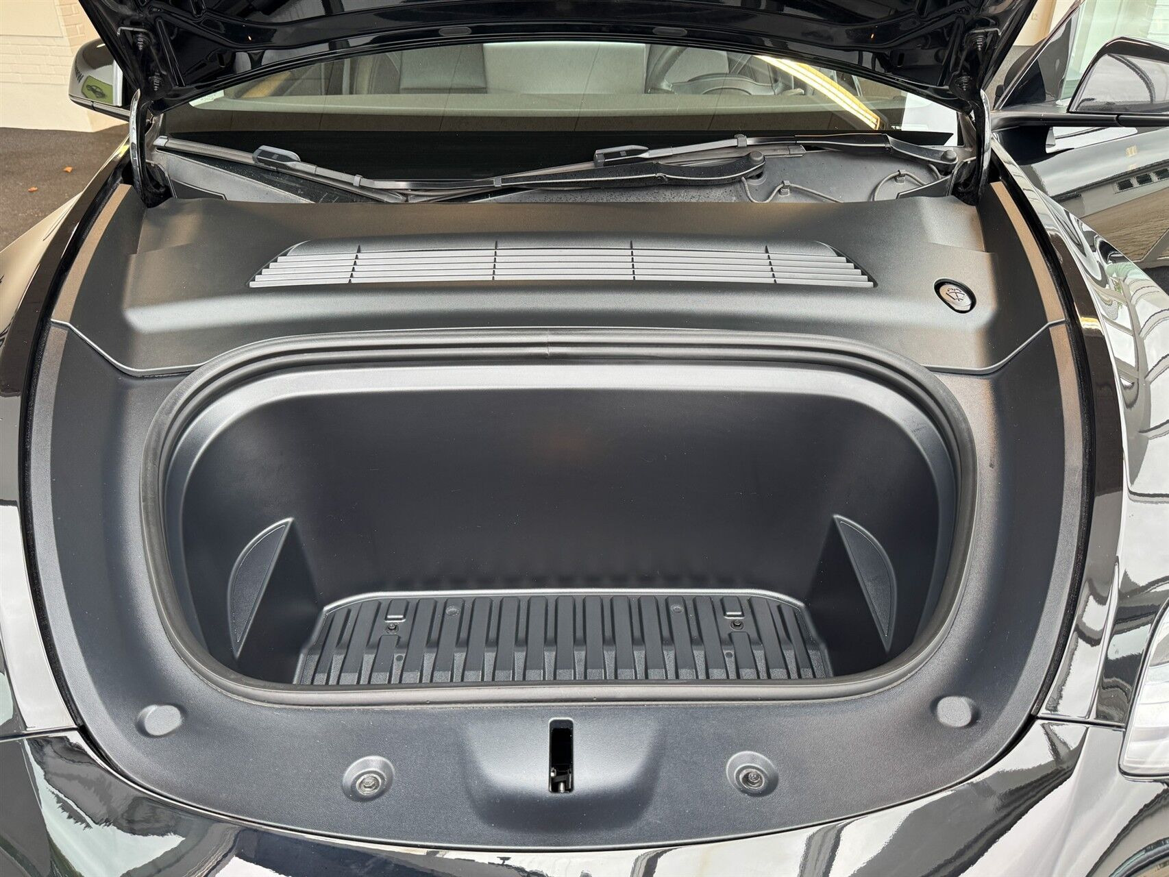 Sort Tesla Model Y fra 2023