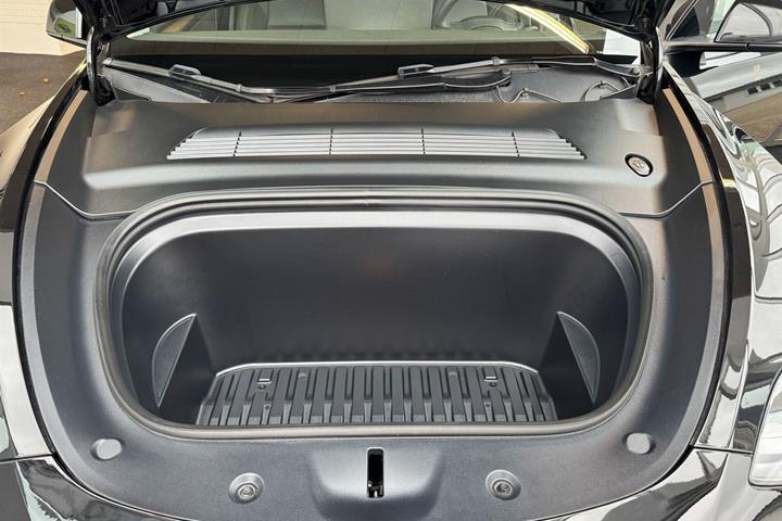 Sort Tesla Model Y fra 2023
