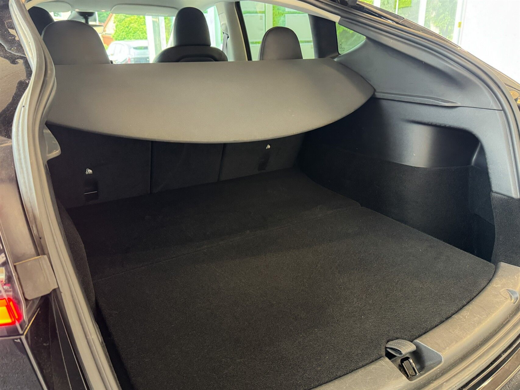 Sort Tesla Model Y fra 2023
