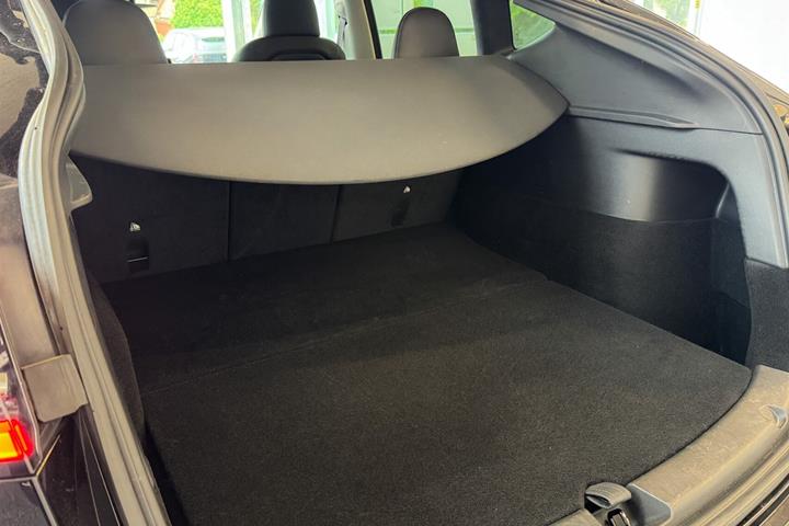 Sort Tesla Model Y fra 2023