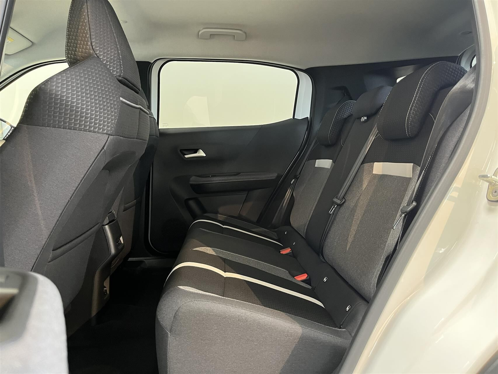 Hvid Opel Frontera fra 2025