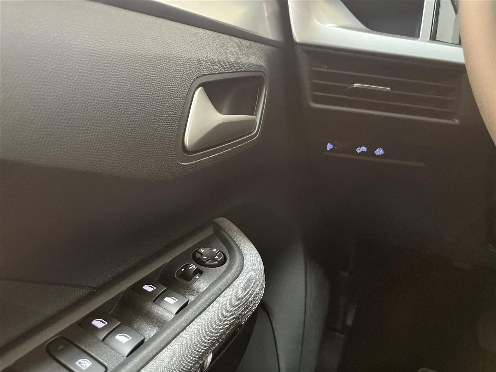 Hvid Opel Frontera fra 2025