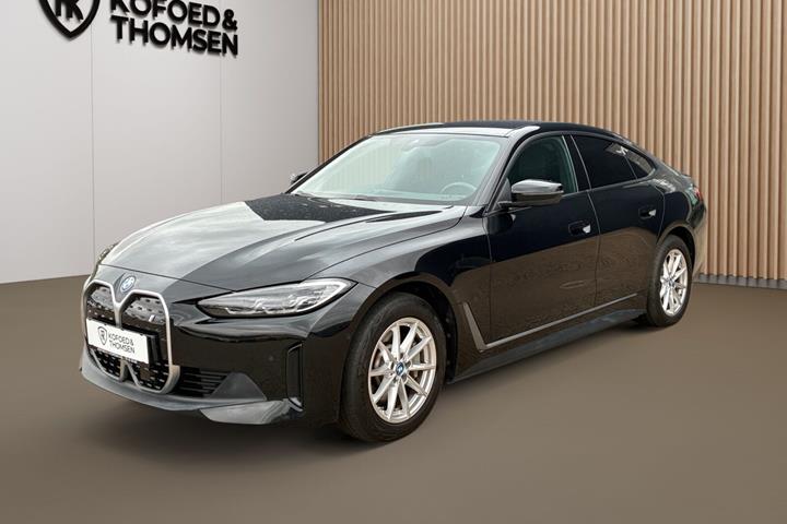 Sort BMW i4 fra 2022 set udefra