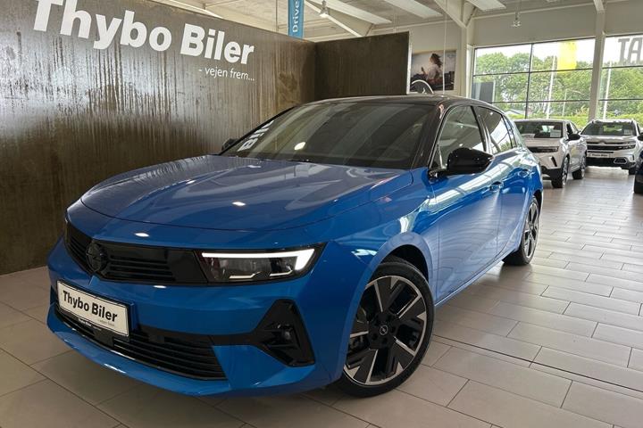Blå Opel Astra-e fra 2025 set udefra