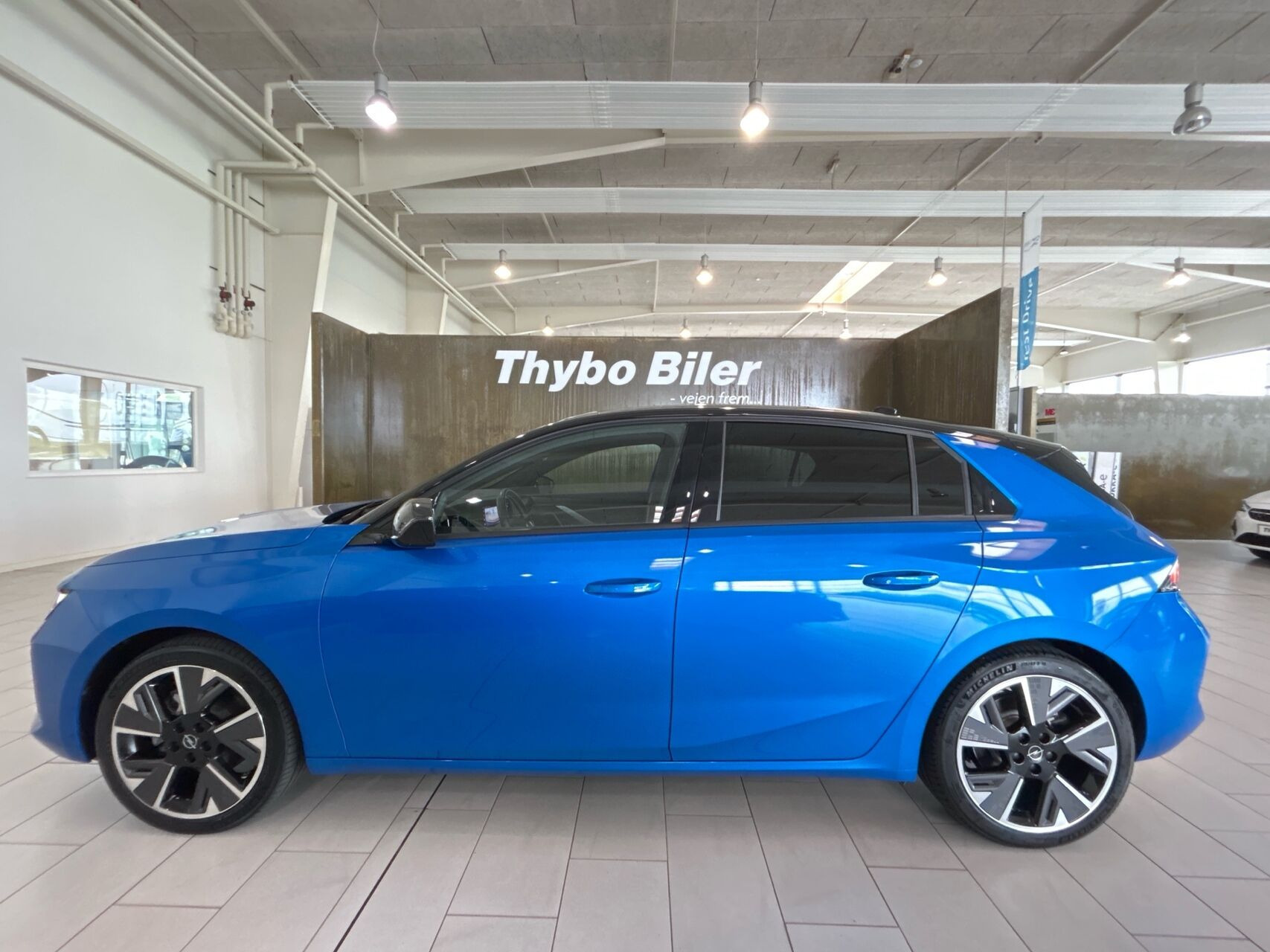 Blå Opel Astra-e fra 2025