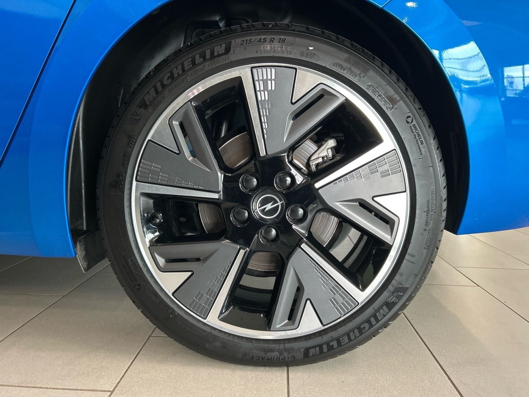 Blå Opel Astra-e fra 2025