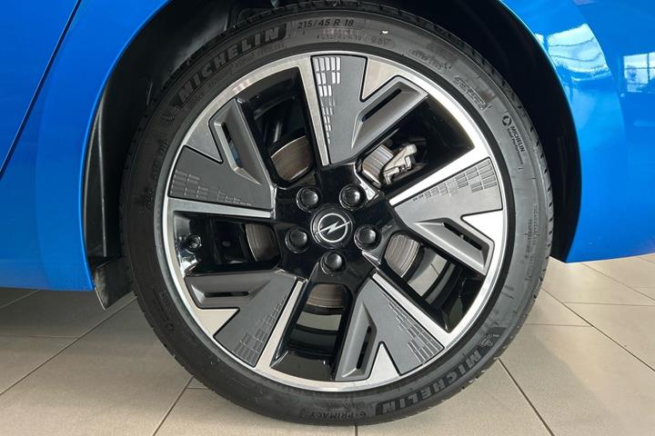 Blå Opel Astra-e fra 2025